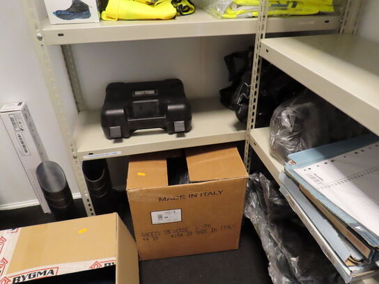 2 stk. stigereoler med indhold af sikkerhedsudstyr