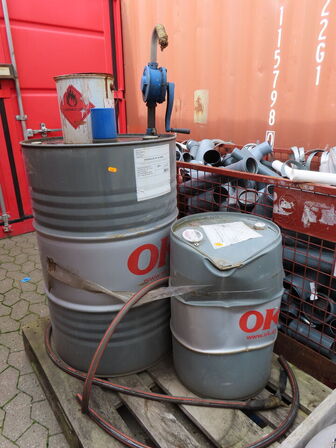 1. pl. med gasflasker samt bur med dele og olietønder