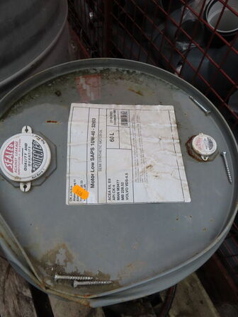 1. pl. med gasflasker samt bur med dele og olietønder