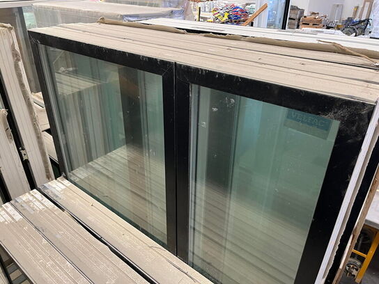 1 Pall med 3 Vinduer og 3 Glas partier og dør
