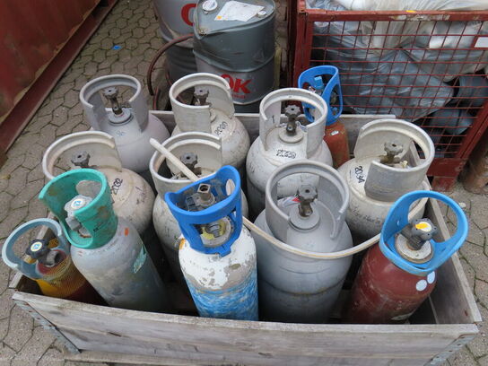 1. pl. med gasflasker samt bur med dele og olietønder