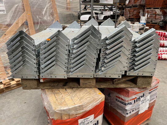 1 Palle metal trin og 4 kvart paller med mursten