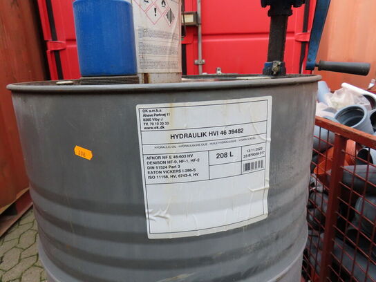 1. pl. med gasflasker samt bur med dele og olietønder