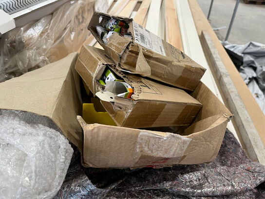 1 Palle med Fodlister og byggematerialer