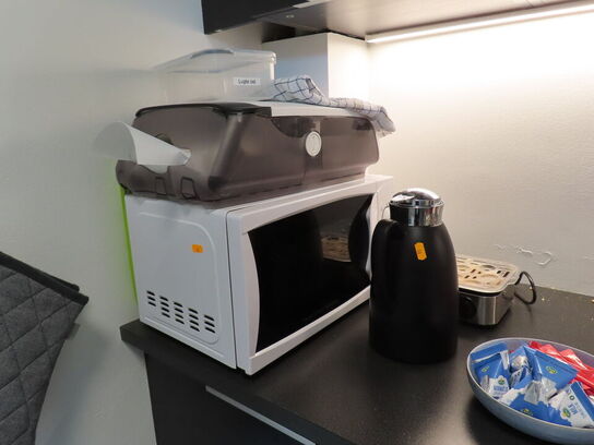 Div. køkkengrej i skabe og skuffer, microbølgeovn, kaffemaskine