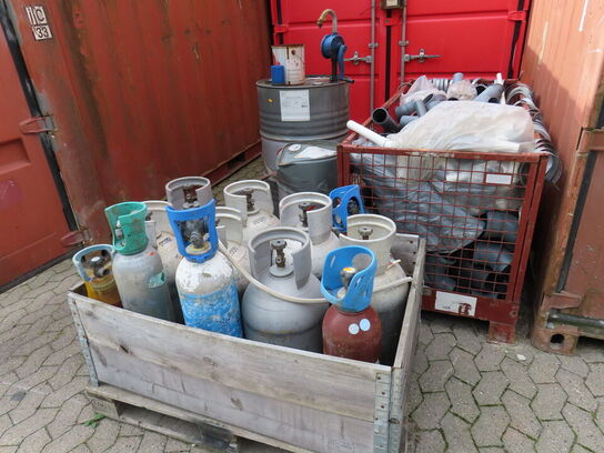 1. pl. med gasflasker samt bur med dele og olietønder