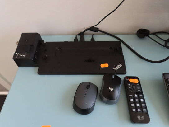 43" monotor, LG 43UN700-B m. tastatur, webcam og dockingstation,