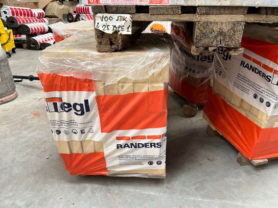 1 Palle metal trin og 4 kvart paller med mursten