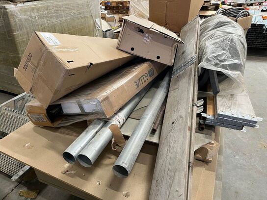 1 Palle med Assortert Byggematrialer