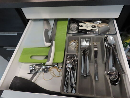 Div. køkkengrej i skabe og skuffer, microbølgeovn, kaffemaskine