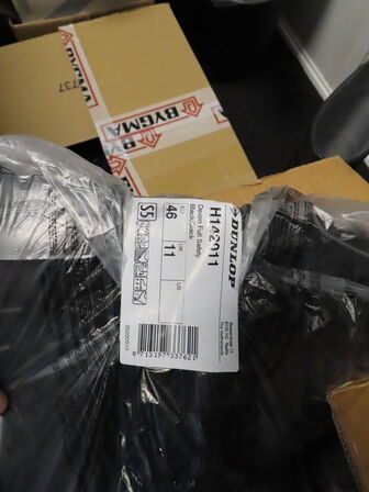 2 stk. stigereoler med indhold af sikkerhedsudstyr