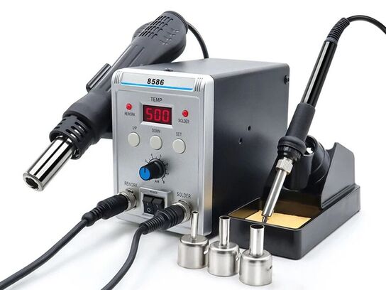 Loddestation med loddekolbe og varmluft.