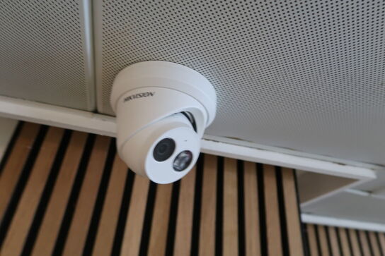 Monitor + 7 stk. HK Vision overvågning kameraer