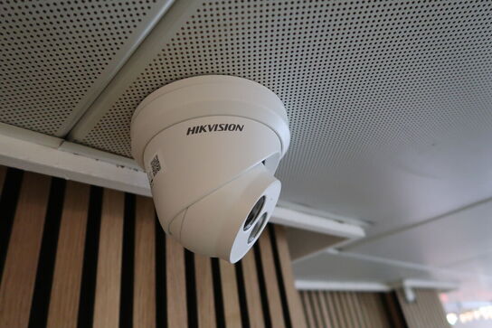 Monitor + 7 stk. HK Vision overvågning kameraer