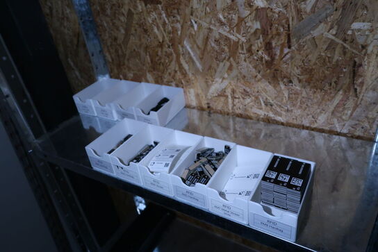 3 stk. lagerreoler med div. Reservedele