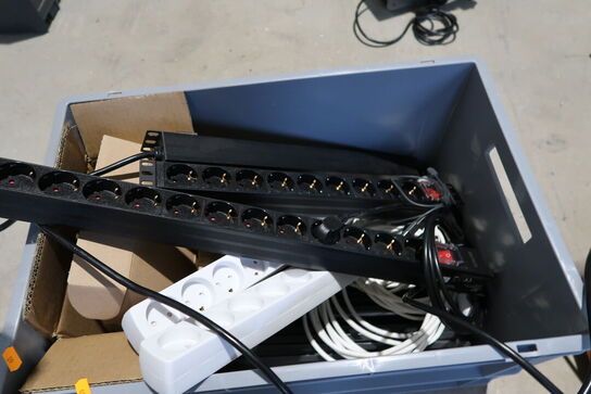 Kasse med forlængerledninger m.m.