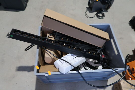 Kasse med forlængerledninger m.m.