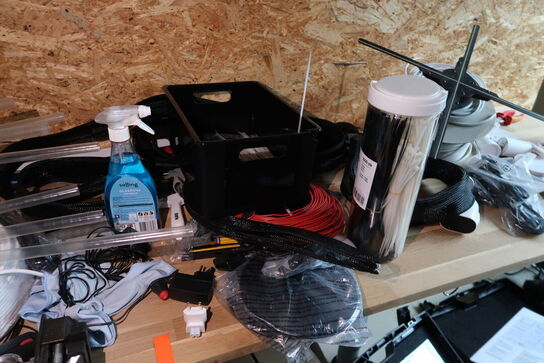 Arbejdsbord med div. Værktøj og varelager samt hylde med indhold