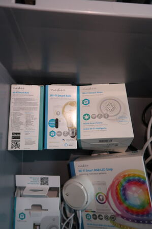 2 stk. kasser med div. Smartlys udstyr MEDIS m.fl.