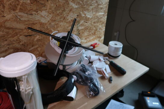 Arbejdsbord med div. Værktøj og varelager samt hylde med indhold