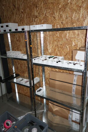 3 stk. lagerreoler med div. Reservedele