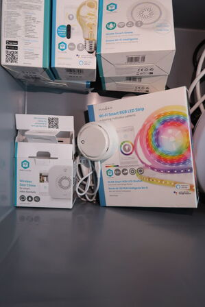 2 stk. kasser med div. Smartlys udstyr MEDIS m.fl.