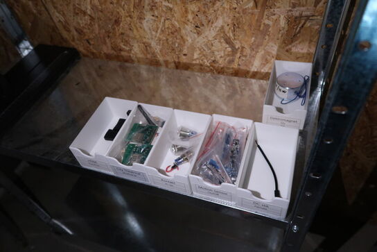 3 stk. lagerreoler med div. Reservedele