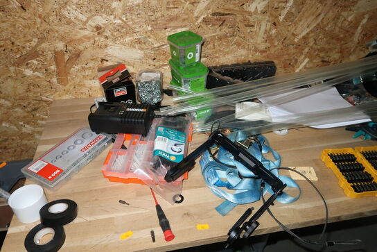 Arbejdsbord med div. Værktøj og varelager samt hylde med indhold