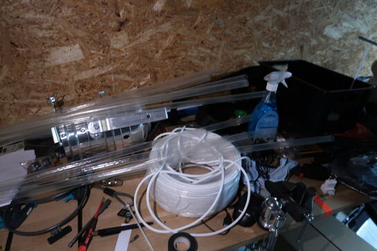 Arbejdsbord med div. Værktøj og varelager samt hylde med indhold