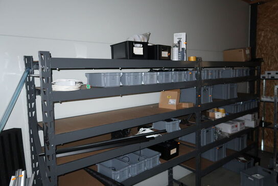 2 fag lagerreoler uden indhold