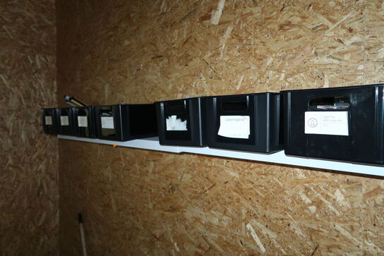 Arbejdsbord med div. Værktøj og varelager samt hylde med indhold