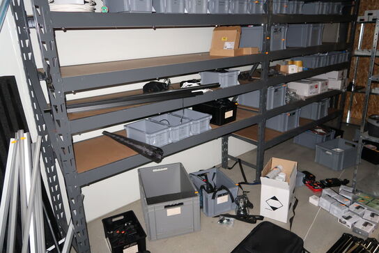 2 fag lagerreoler uden indhold