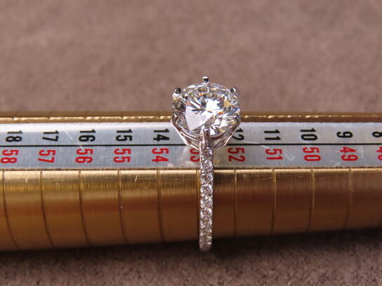 14 kt. Hvidguldring med 1.85 ct. Emeraldsleben Diamant