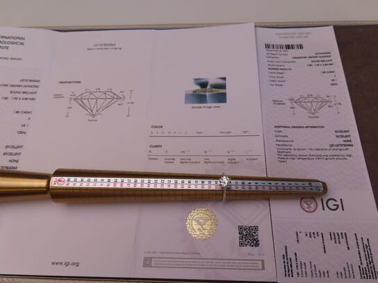 14 kt. Hvidguldring med 1.85 ct. Emeraldsleben Diamant