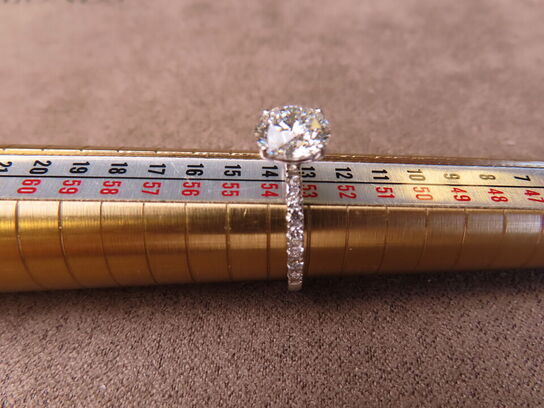 14 kt. Hvidguldring med 1.80 ct. Briliantsleben Diamant