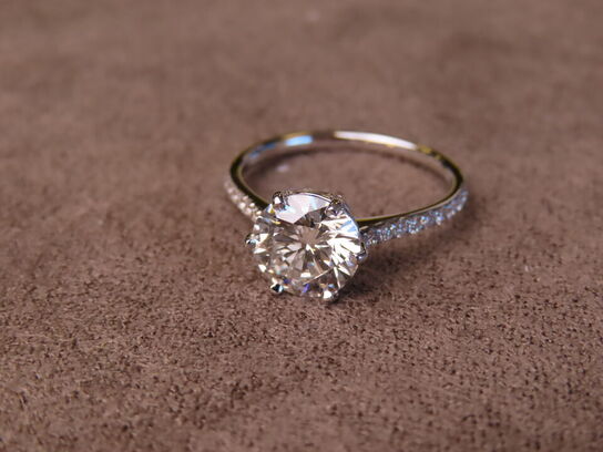 14 kt. Hvidguldring med 1.85 ct. Emeraldsleben Diamant