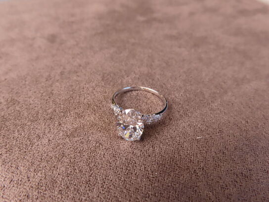 14 kt. Hvidguldring med 2.83 ct. Briliantsleben Diamant