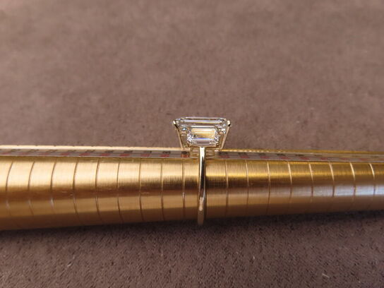 14 kt. Guldring med 9.12 ct. Emeraldsleben Diamanter