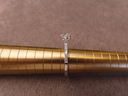 14 kt. Hvidguldring med 1.80 ct. Briliantsleben Diamant