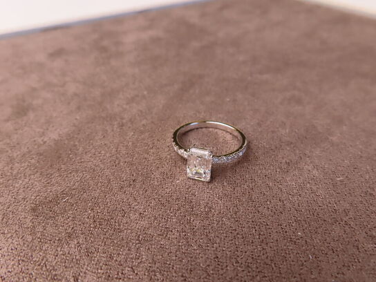 14 kt. Hvidguldring med 1.88 ct. Emeraldsleben Diamant