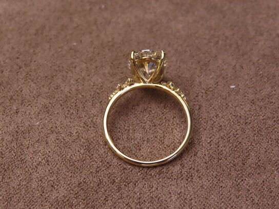 14 kt. Guldring med 4.09 ct. Briliantsleben Diamant