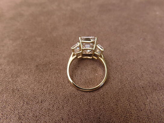 14 kt. Guldring med 9.12 ct. Emeraldsleben Diamanter