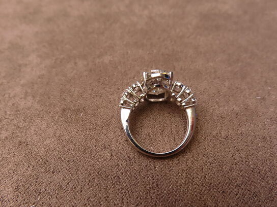 14 kt. Hvidguldring med 7.05 ct. Briliantsleben Diamant