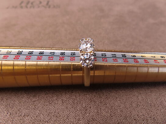 14 kt. Guldring med 2.45 ct. Briliantsleben Diamant