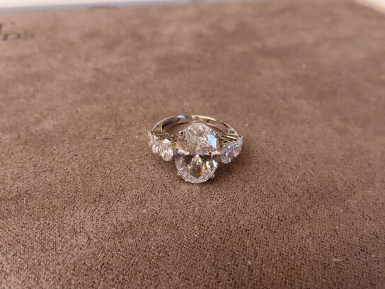 14 kt. Hvidguldring med 7.05 ct. Briliantsleben Diamant