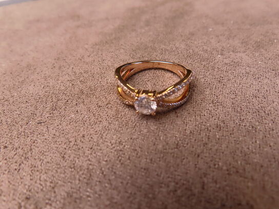 0,93 ct. diamantring af 14 kt. rødguld, AIG.