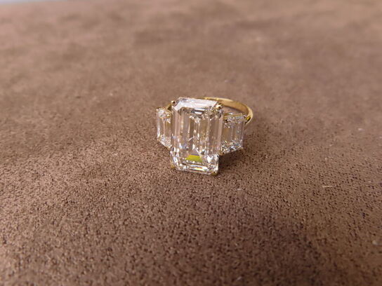 14 kt. Guldring med 9.12 ct. Emeraldsleben Diamanter