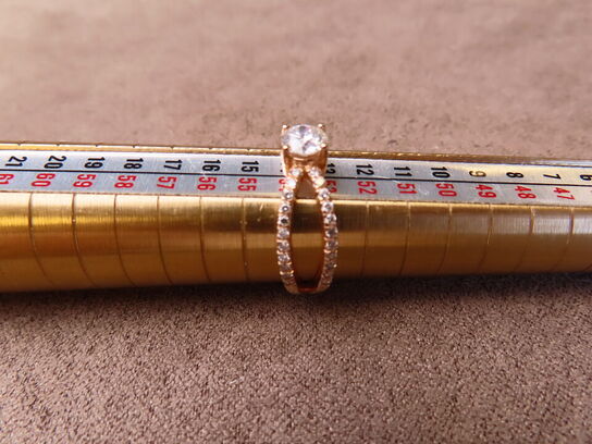 0,93 ct. diamantring af 14 kt. rødguld, AIG.