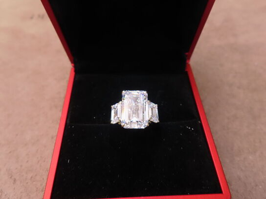 14 kt. Guldring med 9.12 ct. Emeraldsleben Diamanter