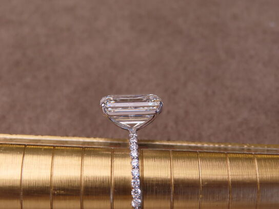 14 kt. Hvidguldring med 2.95 ct. Emeraldsleben Diamant